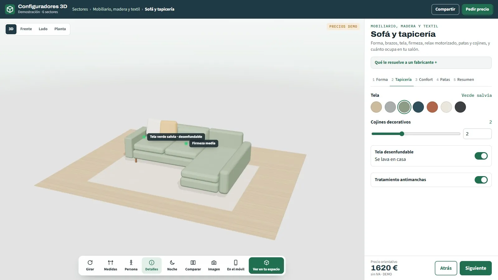 Configurador 3D de sofás de la demo de Grup3D: sofá con chaise longue en tela verde salvia con etiquetas de tela desenfundable y firmeza media, pasos de forma, tapicería, confort y patas, y precio orientativo de ejemplo