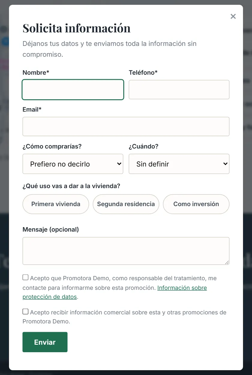 Formulario «Solicita información» del showroom con nombre, teléfono, email, forma de compra, plazo, uso de la vivienda y consentimiento